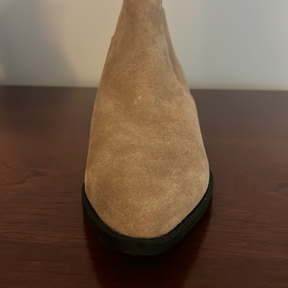 Chelsea & Violet/Dillards
Women's Goldy Tan Suede Ankle Low Heel Boots
Size 7M - Picture 5 of 6